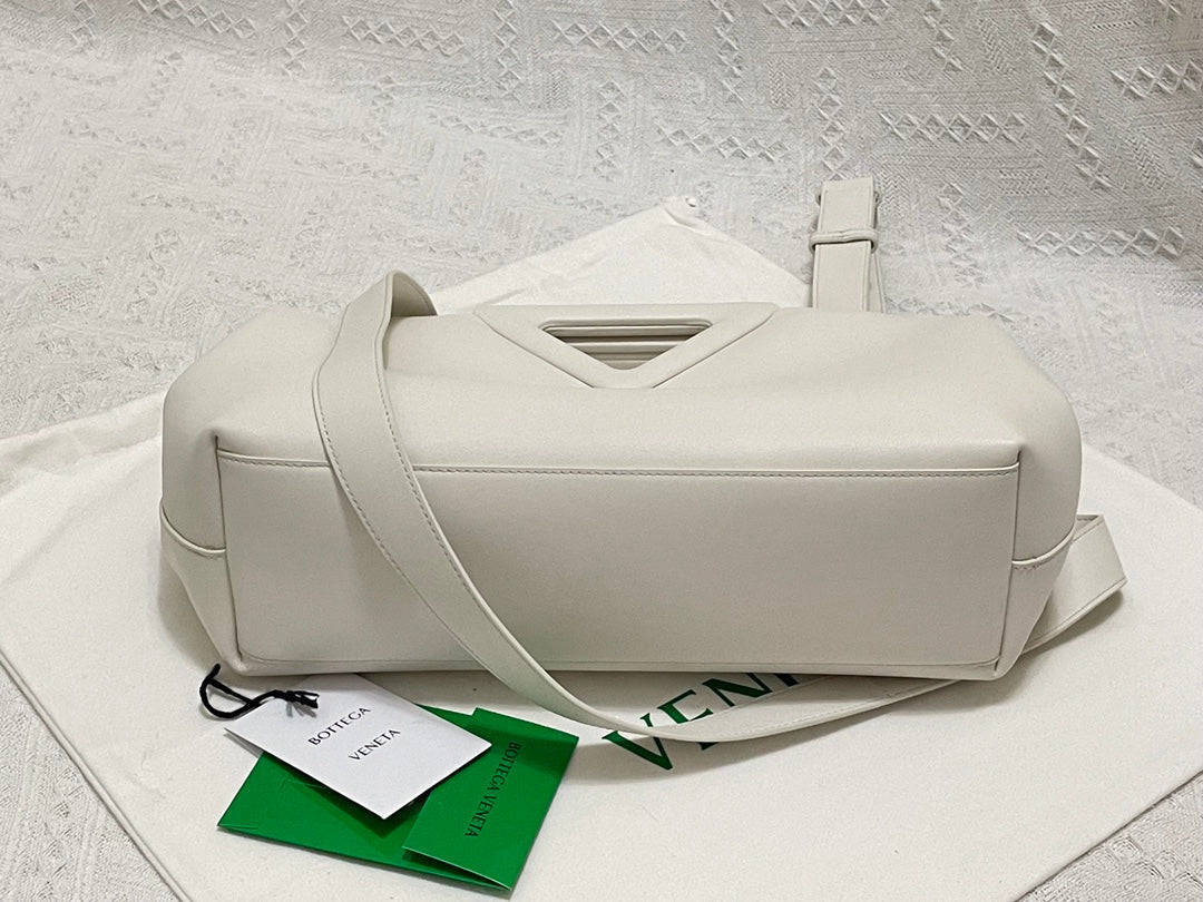 TRIANGLE HANDLE BAG 31 IN WHITE LAMBSKIN