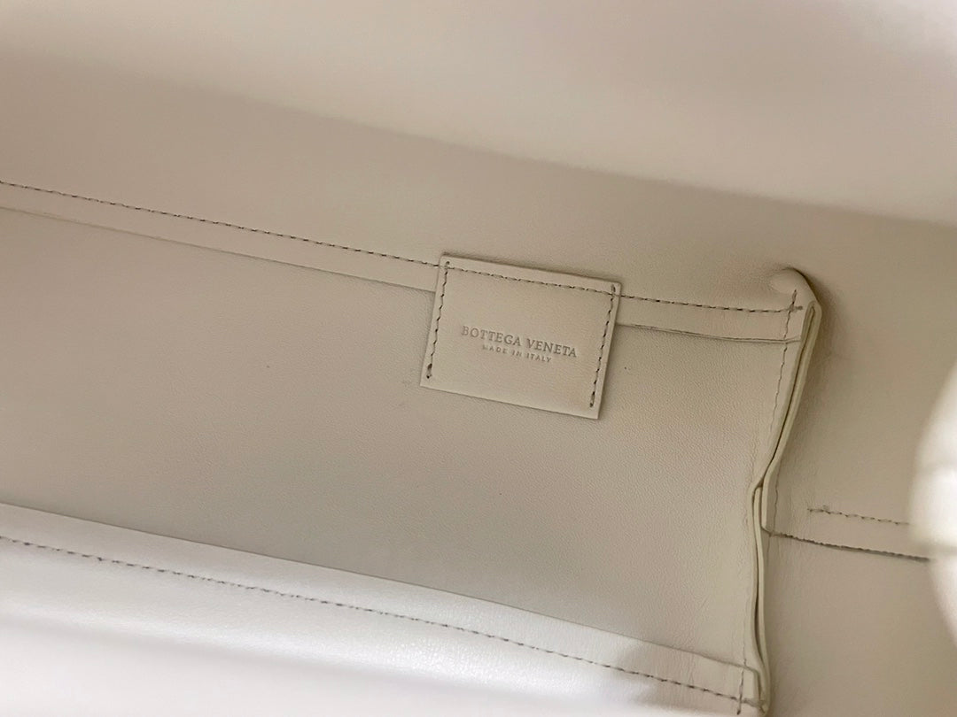 TRIANGLE HANDLE BAG 31 IN WHITE LAMBSKIN