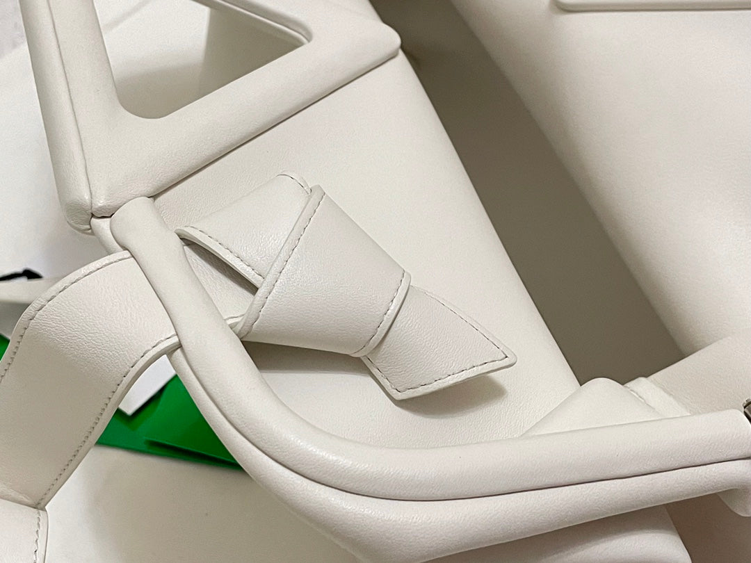 TRIANGLE HANDLE BAG 31 IN WHITE LAMBSKIN