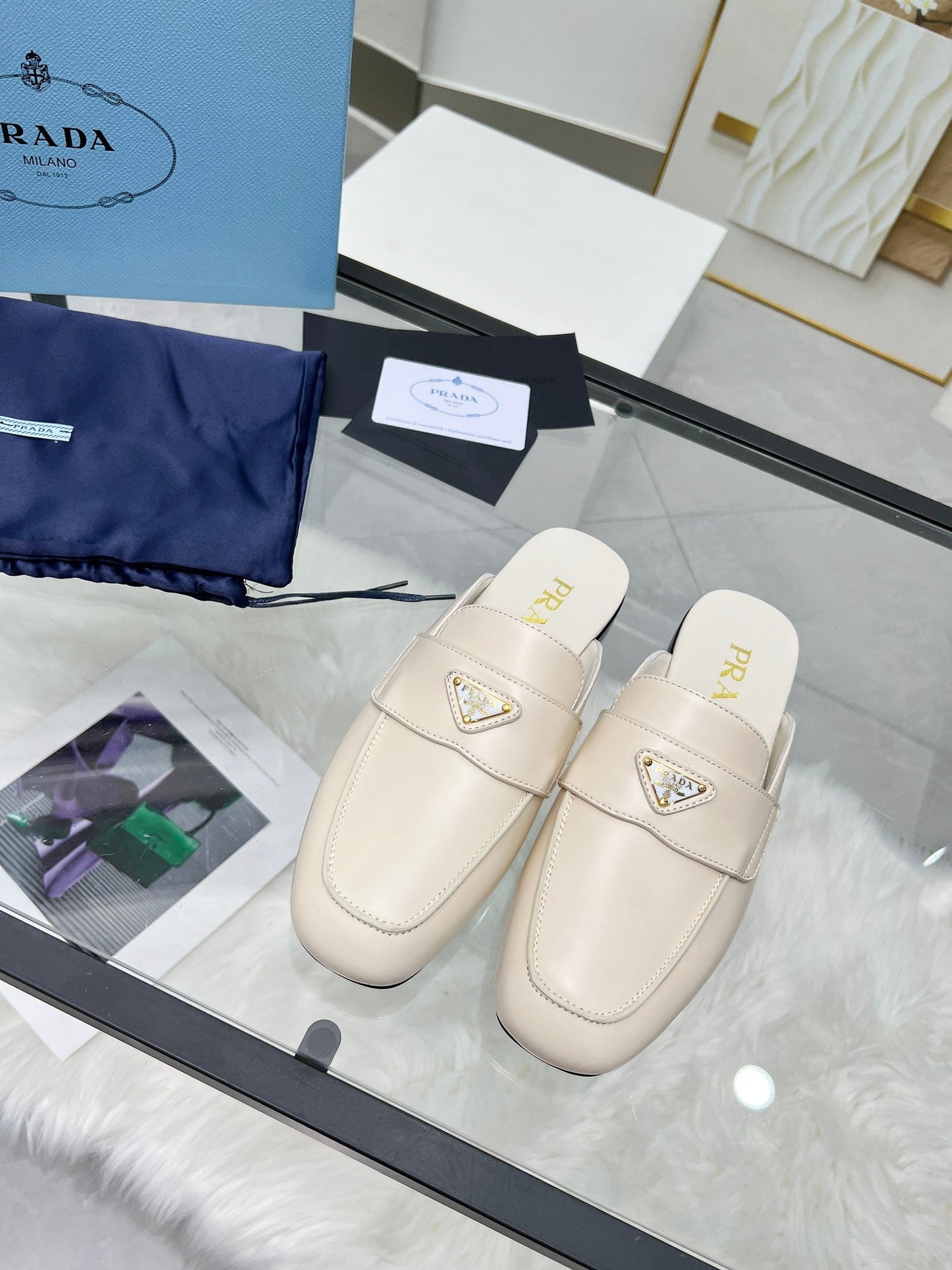 TRIANGLE LOGO MULES IN WHITE CALFSKIN