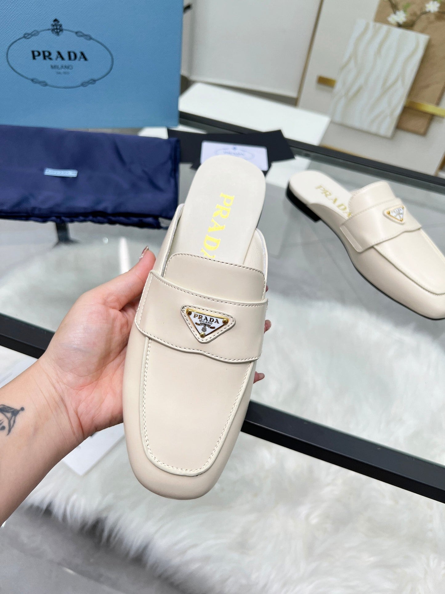 TRIANGLE LOGO MULES IN WHITE CALFSKIN