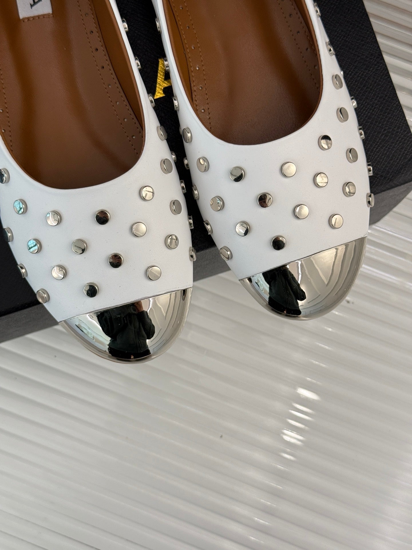 STUD-EMBELLISHED BALLET FLATS IN WHITE CALFSKIN