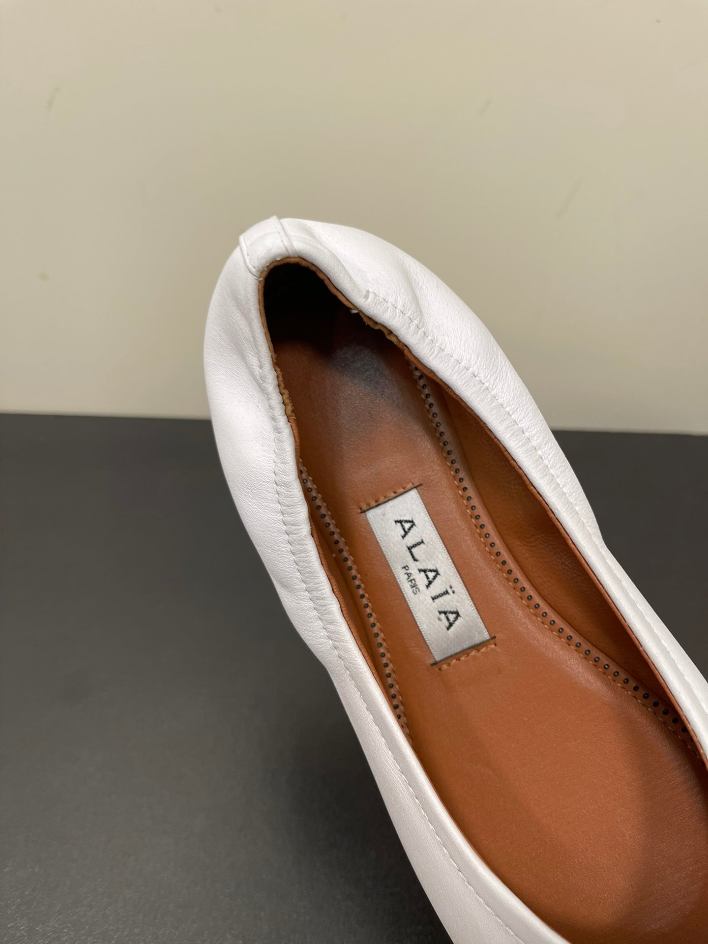ALAIA BALLET FLATS IN WHITE SMOOTH CALFSKIN