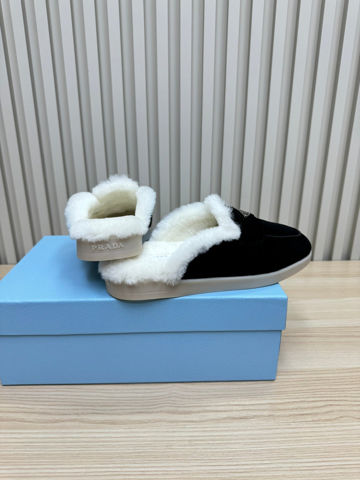 TRIANGLE LOGO FLATS IN BLACK SUEDE AND FUR LINING