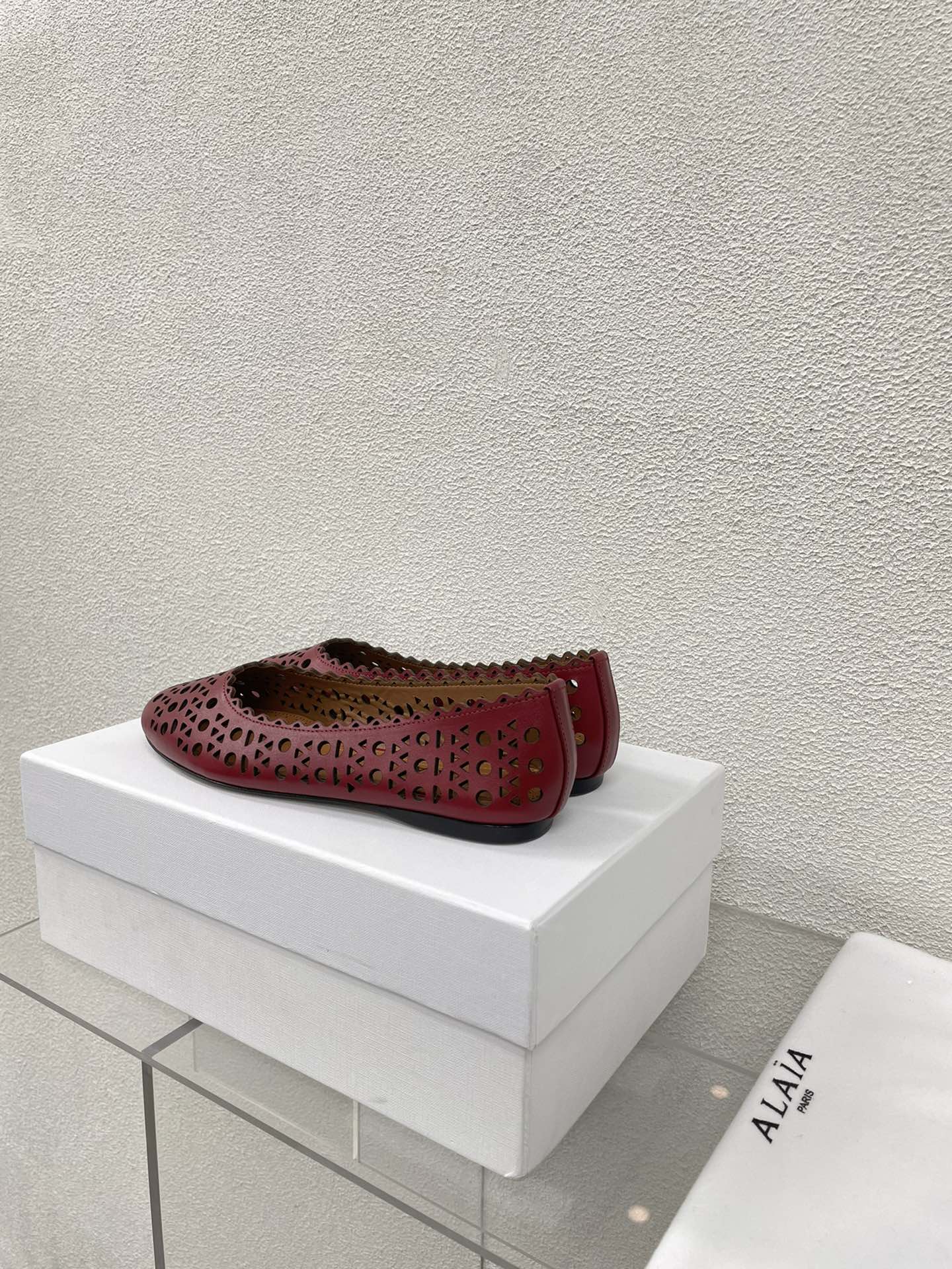 ALAIA BALLET FLAT IN BURGUNDY RED MESH LAMBSKIN