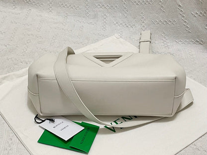 TRIANGLE HANDLE BAG 31 IN WHITE LAMBSKIN