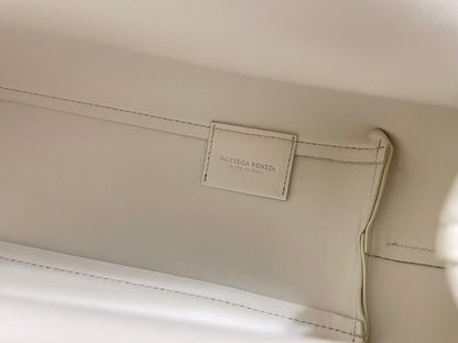 TRIANGLE HANDLE BAG 31 IN WHITE LAMBSKIN