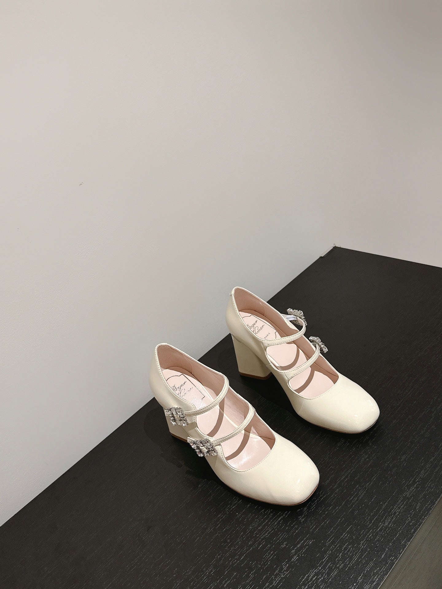 TRÈS VIVIER MARY JANE DOUBLE-STRAP PUMPS IN OFF WHITE PATENT CALFSKIN