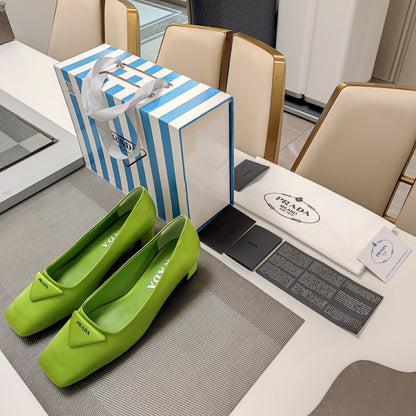 TRIANGLE LOGO PUMPS IN APPLE GREEN SATIN