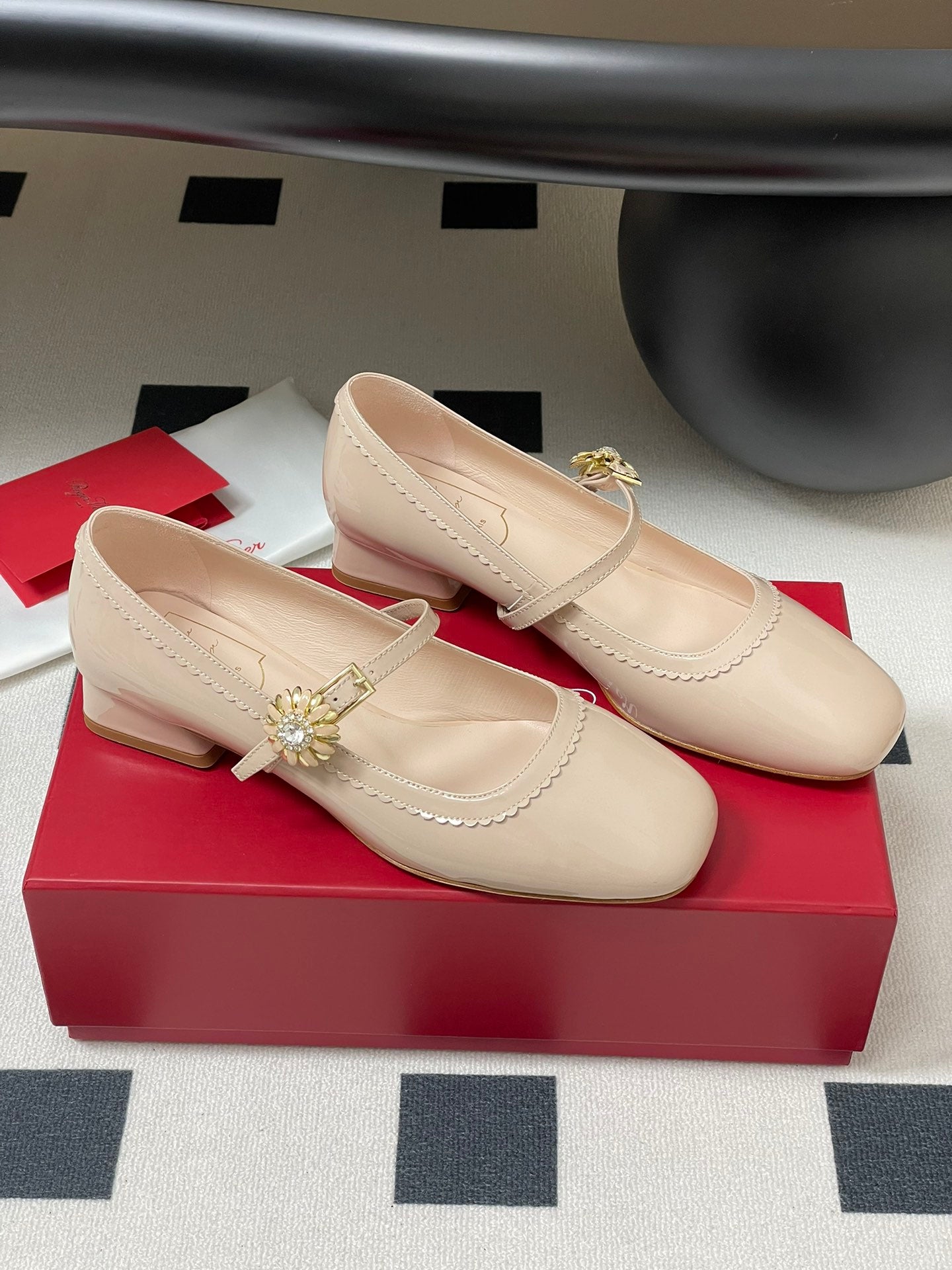 TRÈS VIVIER MARY JANE PUMPS IN BEIGE PATENT CALFSKIN