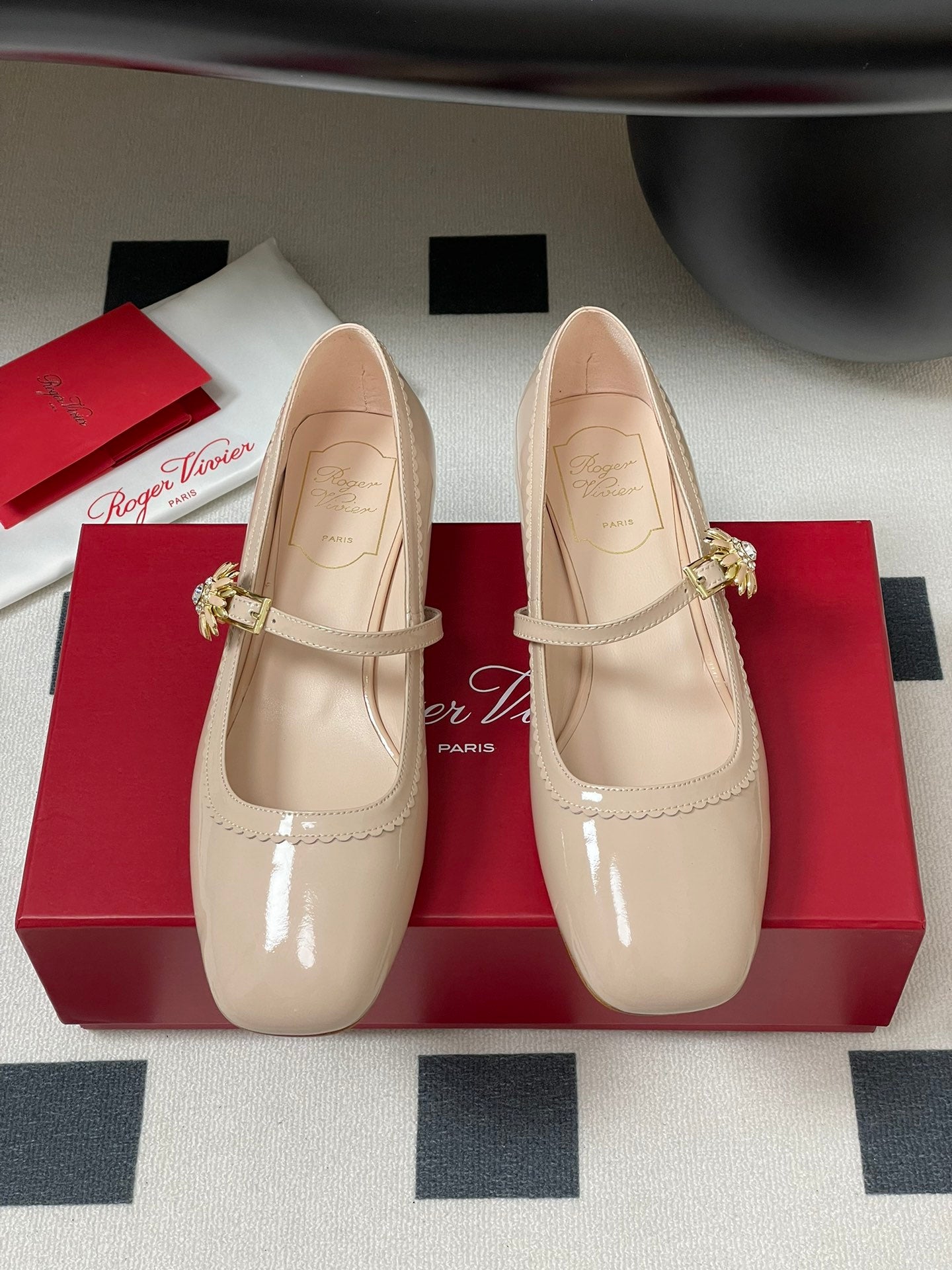 TRÈS VIVIER MARY JANE PUMPS IN BEIGE PATENT CALFSKIN